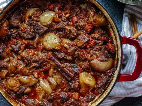 Stifado Recipe, Beef Stifado, Greek Beef, Mediterranean Chicken, Slow Cook, Greek Dishes, Mediterranean Dishes, Bowl Recipe, Chopped Tomatoes