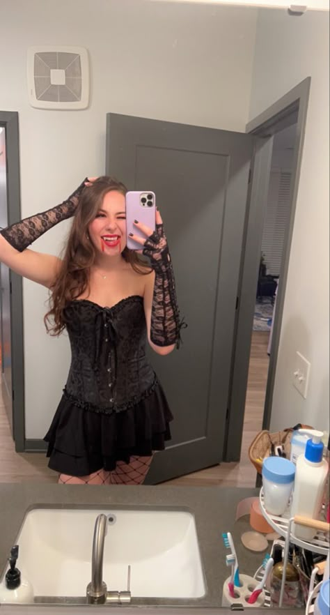 Vampire Cowgirl Costume, Female Vampire Halloween Costume, Dark Vampire Costume, Vampire Costume Halloween Women, Vampire Costume With Corset, Vampire Costumes Halloween, Vampire Inspo Outfit, Vampiro Costume Halloween, Vampire Corset Costume