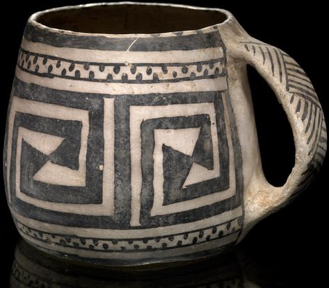 Ancestral Pueblo mug ca. AD 1200 Cliff Palace, Mesa Verde, Colorado Clay, paint Anasazi Pottery, Cliff Palace, Southwest Pottery, Native Pottery, American Indian Pottery, Istoria Artei, Black Designs, Indian Pottery, Pueblo Pottery