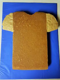 How To Make A Jersey Cake, Jersey Cake Football, Easy Football Cake Ideas, Football Jersey Cake Ideas, Diy Football Cake, Jersey Cake Ideas, Diy Football Jersey, Football Birthday Cakes, Soccer Jersey Cake