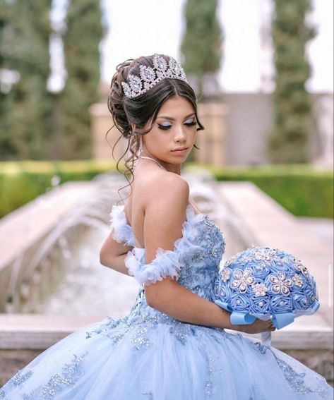 Quince Up Do Hairstyles, Cinderella Quince Hairstyles, Cinderella Quinceanera Hairstyles, Quiencera Photoshoot, Cinderella Quinceanera Photoshoot, Photo Shoot Ideas Quince, Quince Photoshoot Ideas Photography, Quinceanera Picture Ideas With Parents, Quinceanera Photoshoot Ideas Butterfly