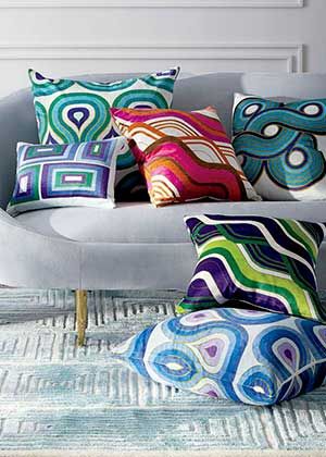 Summer Style Gets Graphic - Phoenix Home & Garden Luxury Sofa Design, Jonathan Adler, Salvador Dali, Luxury Sofa, Best Sofa, Modern Room, Blue Pillows, Porcelain Vase, Architectural Inspiration