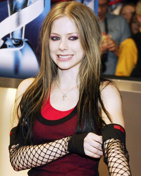 Early 2000s Alternative Fashion, 2000s Alternative Fashion, 2000s Punk Fashion, Punk Girl Fashion, Alternative Fashion Indie, 2001 Fashion, Chicas Punk Rock, Avril Lavigne Photos, 2000s Punk