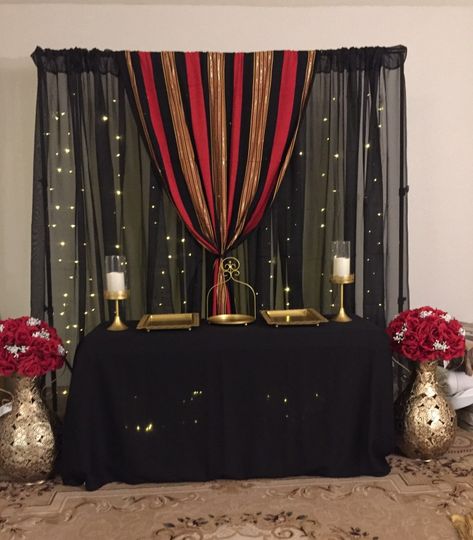 Yemeni henna party dessert table  Instagram <@saardecor> Henna Decoration Party, Yemeni Henna Party, Yemeni Henna, Yemeni Decor, Henna Decor, Nikkah Decor, Yemen Women, Yemeni Clothes, Nikah Decor