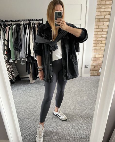 How To Style The Latest It Sneaker : Adidas Samba | Le Chic Street Adidas Samba Outfit Leggings, Adidas Nora Outfit, Adidas Samba Outfit Winter, Outfits With Sambas, Outfits Tights, Germany Fits, Sambas Outfits, Sneaker Aesthetic, Oversized Black Denim Jacket