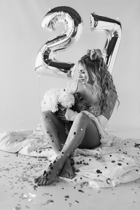 27 Birthday Pictures Ideas, Birthday Budiour Photos, 27 Th Birthday Photoshoot Ideas, Birthday Session Ideas Woman, Indoor Birthday Photoshoot Ideas Women, 27 Birthday Outfit Ideas, 27 Birthday Photoshoot Ideas, Birthday Pics With Balloons, Poses With Balloons Birthday Photos