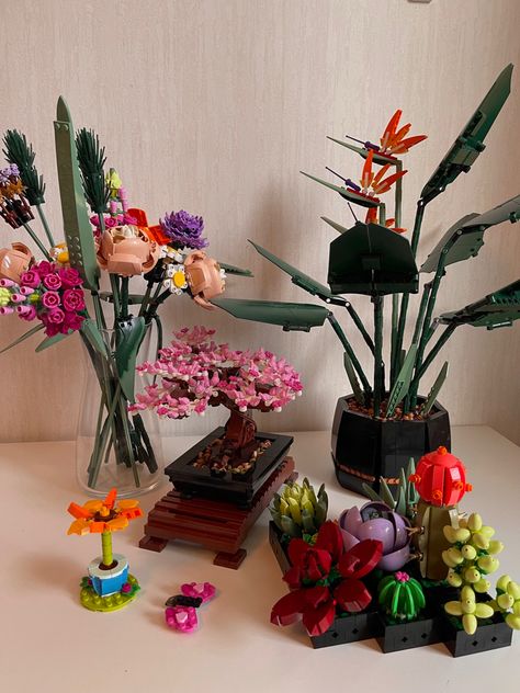 lego botanical collection plants Botanical Lego Sets, Botanical Collection Lego, Lego Flower Collection, Cute Lego Sets, Legos Sets, Lego Botanical Collection, Lego Plants, Lego Botanical, Lego Room Decor