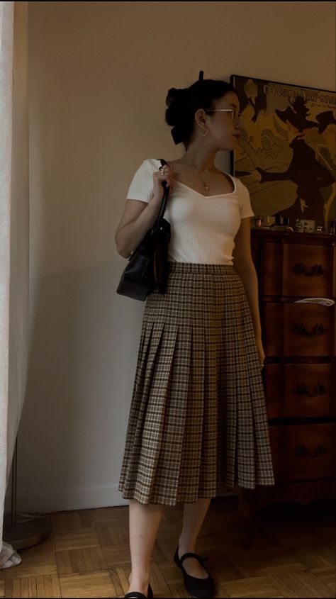 Ig paolamrios Librarian Outfit Summer, Modest 1950s Fashion, Soft Summer Academia, Midsize Vintage Outfits, British Aesthetic Outfit, Pearshape Outfit, Florist Outfit, Vintage Skirt Outfit, Librarian Style