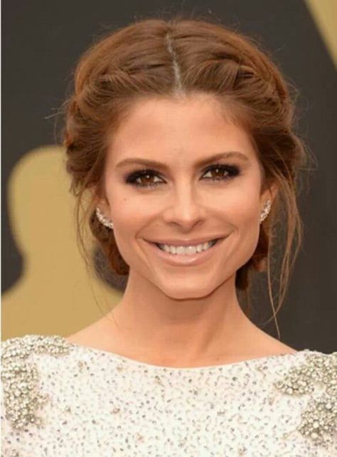 Here is a front view of her hair style Middle Part Updo, Maria Menounos Hair, Braids Crown, Crown Braids, Twisted Hair, Middle Part Hairstyles, Maria Menounos, Braid Hairstyle, Dianna Agron