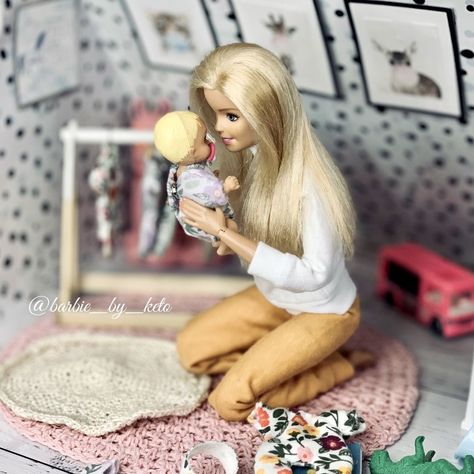 Barbie Rp Ideas, Barbie Dolls Pregnant, Barbie Best Friends, Cuddles And Kisses, Barbie Bebe, Chelsea Barbie, Barbie Chelsea Doll, Barbie Fashion Sketches, Baby Barbie