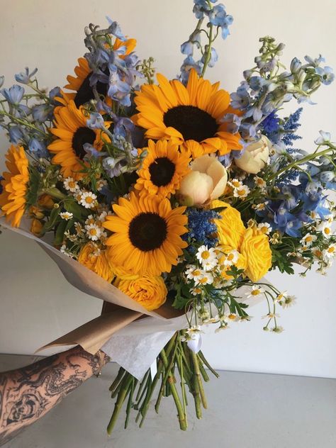 Sunflower Daisy Centerpieces, Sunflower Bouquet Arrangement, Sunflower And Rose Arrangements, Farm Flower Arrangement, Flower Arrangement With Sunflowers, Roses Sunflower Bouquet, Spring Wedding Sunflowers, Floral Arrangements With Sunflowers, Sunflower Bouquet Vase