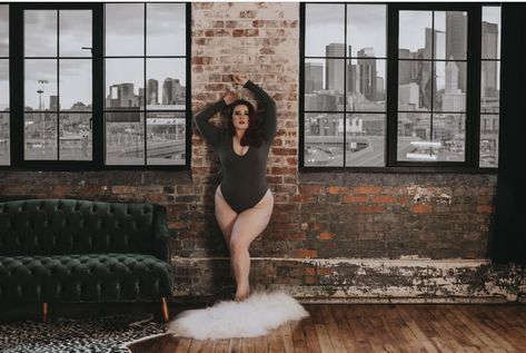 Plus sized model industrial space Boduir Plus Size, At Home Photoshoot Ideas Plus Size, Curvy Photoshoot, Plus Size Photography, Plus Size Posing, Bday Shoot, Bouidor Photography, Photos Poses, Industrial Space