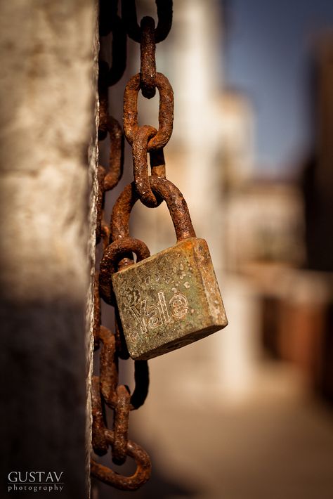 Padlock by GUSTAVimages Lock Aesthetic, Fall Wallpaper Tumblr, Locked Door, Rust Never Sleeps, Phone Screen Wallpaper, Fruit Photography, New Background Images, Copper Art, Rusty Metal