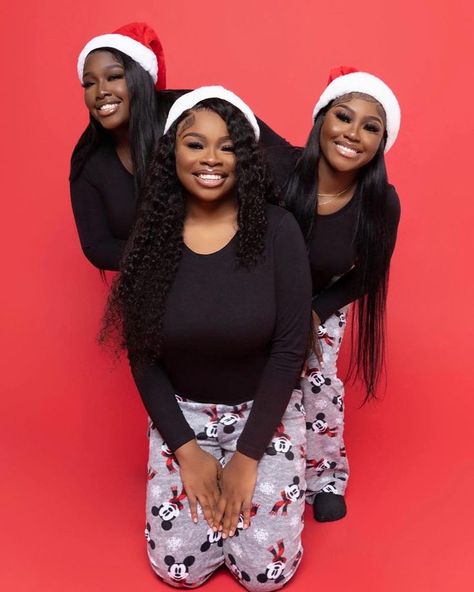 Friend Group Christmas Pictures, Christmas Baddie Outfits, Sibling Christmas Pictures, Besties Christmas, New Year Photoshoot, Christmas Pictures Outfits, Mother Daughter Photoshoot, Christmas Poses, Christmas Family Photoshoot