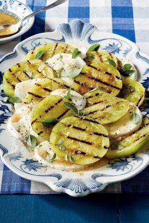 RX_1106 Grilled Green Tomatoes Caprese HP Grilled Green Tomatoes, Caprese Recipe, Caprese Bites, Fried Green Tomatoes Recipe, Tomato Caprese, Sommer Mad, Caprese Recipes, Green Tomato Recipes, Csa Recipes