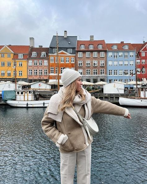 Auré ⚡️ on Instagram: "Copenhague 🌈 #copenhagen #travel #ootd" Minimal Chic Winter, Denmark Winter, Denmark Aesthetic, Outfits Timeless, Copenhagen Aesthetic, Winter Outfits 2024, Neutral Color Outfits, Old Money Winter, November Outfits