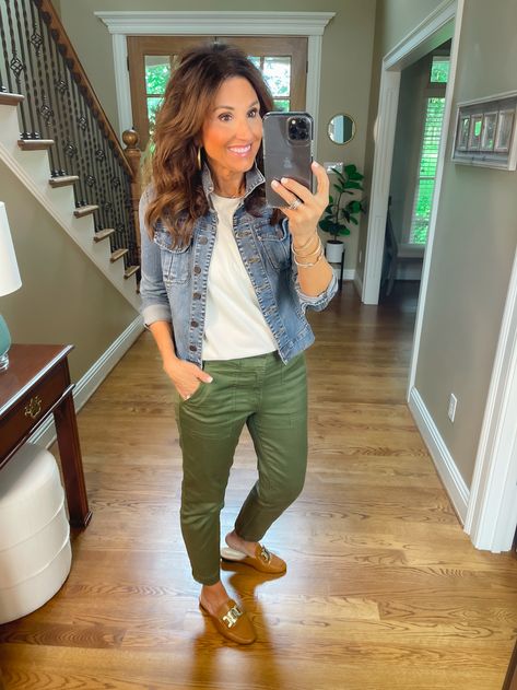 Hunter Green Jeans Outfit, What To Wear With Army Green Cargo Pants, Cool Weather Spring Outfits 2023, Olive Colored Pants Outfits, Army Green Pants Outfit Women, Olive Pants Outfit Summer, Outfits With Army Green Pants, Olive Green Pants Outfit Summer, What To Wear With Green Jeans