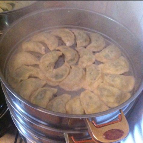 Afghan food: "Oshak" dough sheet filled with leeks in special pan, cooking in steam. Bukhari Rice, Vintage Afghanistan, Afghan Recipes, Afghani Food, Afghanistan Food, Afghan Food, Afghan Food Recipes, Arab Dress, Afghan Style