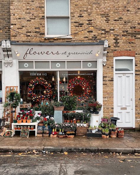 Flower Shop Christmas Window Display, Christmas Flower Shop Display, Flower Shop Christmas, Christmas Shop Displays, Flower Shop Display, Blossom House, Oddly Specific, Shop Displays, Christmas Window Display