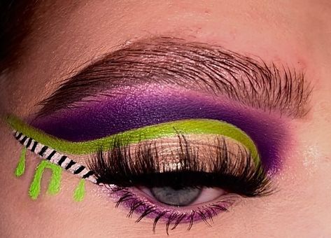 Beetle Juice Eyeshadow Look, Beetlejuice Makeup Glam, Beetlejuice Makeup, Hair Cosmetics, Halloween Looks, Eyeshadow Looks, Creative Makeup, Makeup And Hair, Beetlejuice