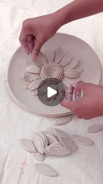 Cute Clay Sculpture Ideas, How To Make Ceramic Flowers, Sunflower Clay Art, Air Drying Clay Projects, Clay Art Projects Easy, Clay Ideas Useful, Flower Clay Art, Art With Clay, Clay Art Ideas