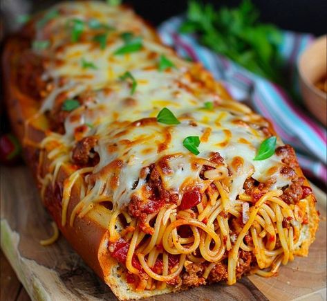 Delish Recipes Garlic Bread Spaghetti, Spaghetti Bread, Crunchy Bread, Slow Cooked Chicken, Baked Garlic, Melty Cheese, Delish Recipes, Sauteed Vegetables, Sausage Pasta