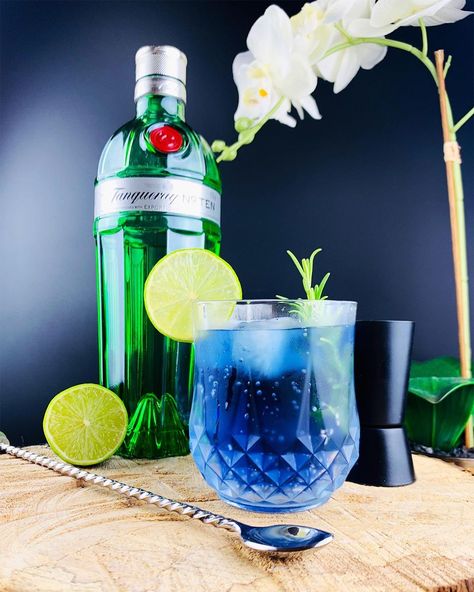 Gin & Tonicly 🍸 on Instagram: “Ocean Blue Tanqueray G&T. 🍸😋 🌊  Simple yet refreshing Ocean Blue Tanqueray 10 Gin & Tonic. 🌊 Created with Tanqueray 10, Premium Tonic and…” Lose 10 Lbs 2 Weeks, Morning Tonic, Blue Drink, Blue Juice, Tonic Recipe, Fat Burning Tea, Blue Liquid, Blue Drinks, Blue Cocktails