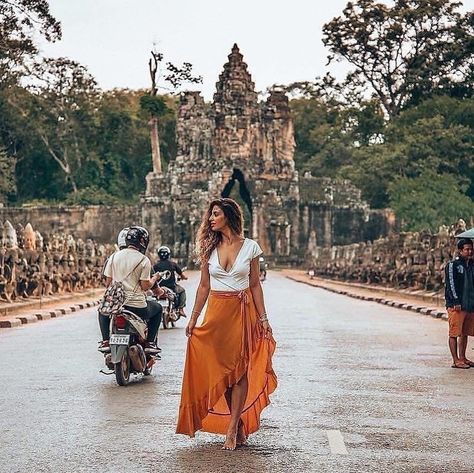 xploring beautiful places like this amazing ruin in Cambodia!🏯 . Follow @travelingperfection🗺 . Credits to @travel_inhershoes📸 . Thailand Travel Clothes, Asia Travel Outfit, Thailand Outfit, Travel Ootd, Angkor Wat Cambodia, Angkor Thom, Angkor Wat Temple, Travel Outfit Plane, Cambodia Travel