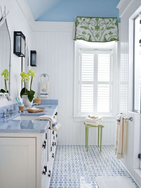 lavin_0612_06 Green Bathroom Accents, Bathroom Design Blue, Beach House Bathrooms, Blue White Bathrooms, Ceiling Paint Colors, Beach House Bathroom, House Bathrooms, Bathroom Accents, Gorgeous Tile