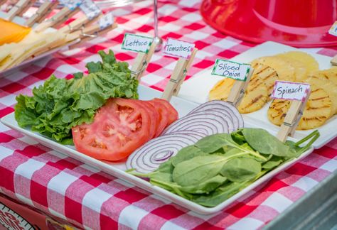 Burger Condiments Display, Build A Burger Bar, Burger Fixings Display, Build Your Own Burger Bar Ideas, Hamburger Party Ideas, Burger Station Ideas, Build Your Own Burger Bar, Burger Bar Ideas, Bar Ideas Wedding