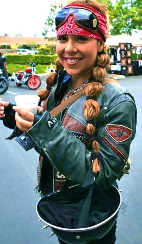 Coolest Biker Girl Outfits to Style Your Ride Simple Outfits Hijab, Motorcycle Hairstyles, Biker Girl Outfits, Helmet Hair, Outfits Hijab, Biker Chic, Lady Riders, Corset Bustier, Bandana Hairstyles