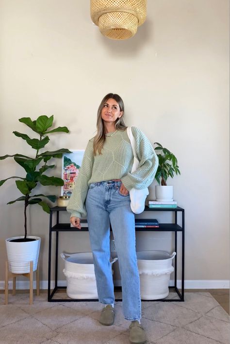 Fall Outfit With Birkenstocks, Grey Clogs Outfit, Grey Birkenstock Clogs Outfit, Clog Fall Outfit, Clog Outfit Winter, Outfits W Birkenstock Clogs, Jeans And Boston Clogs, Birks Boston, Comfy Outfits With Birkenstock Clogs