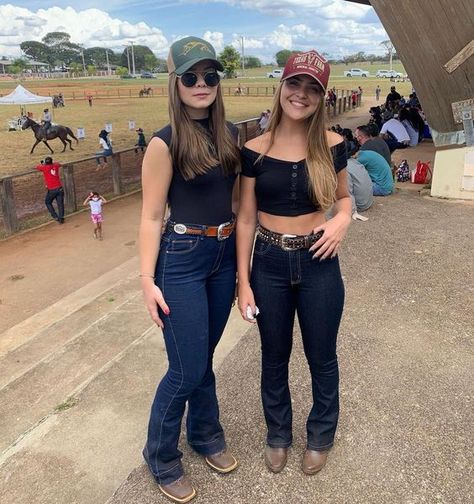 50+ Country Concert Outfit Inspo to fix all your Style Conundrums - Hike n Dip Look Agro, Mexican Western Outfits Women, Outfits Rancheros Mujer, Outfit Jaripeo, Vaquera Outfit Mexican Women, Looks Cowgirl, Ranchero Outfits Women, Mexican Cowgirl Outfits, Cowgirl Summer Outfits