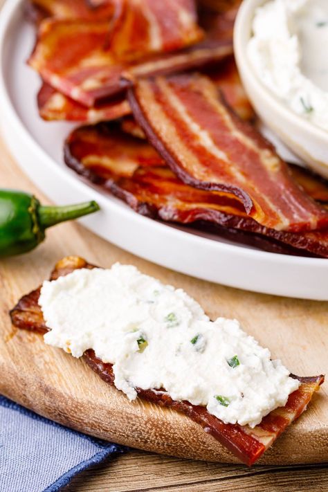 Crunchy Keto Bacon Chips with Homemade Jalapeno Cream Cheese - Keto Pots Creamy Cheese Dip, Jalapeno Cream Cheese, Bacon Chips, Kale Chips Baked, Chip Recipe, Parmesan Chips, Baked Kale, Keto Bacon, Healthy Chips