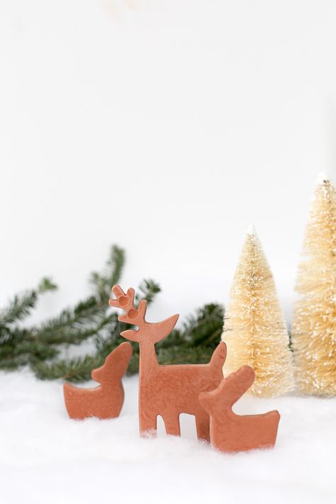 DIY Terracotta Reindeer Pipe Cleaner Reindeer, Doily Angels, Bedroom Terracotta, Terracotta Christmas, Terracotta Ideas, Birds Craft, Diy Anthropologie, Simple Holiday Decor, Holiday Mantle