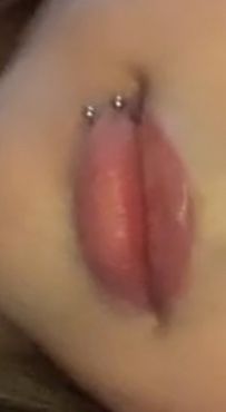 Cute Piercings Face Nose, One Lip Piercing, Piercing Ideas Face Lip, Lips Percinings, Eyebrow Piercing Both Sides, Piercing Ideas Lip, Cute Facial Piercings Lips, Mouth Piercings Lips, Piercing Cara