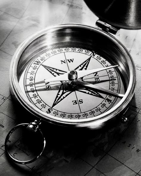 Compass And Map Tattoo, Compass Clock, Compass Tattoo Design, Map Compass, Vintage Compass, Map Tattoos, Tattoo Zeichnungen, Nautical Tattoo, A Compass