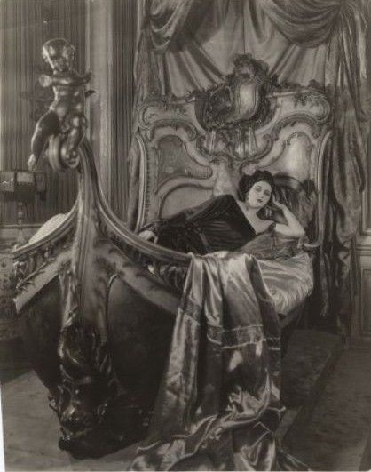 Barbara La Marr in Trifling Women 1922. Lili St Cyr, Famous French Actresses, Recycled Costumes, Boat Bed, Silent Movie, Movie Costumes, Silent Film, Drawing Practice, Movie Memorabilia