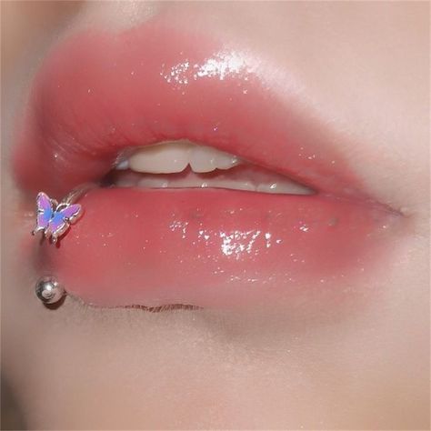 Cutesy Makeup, Pink Blue Butterfly, Side Tattoos Women, Lip Piercing Jewelry, Ring Butterfly, Tongue Ring, Piercing Tragus, Face Piercings, Cool Piercings