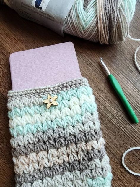 Booksleeve Crochet, Book Sleeve Crochet, Big Crafts, Crochet Book Sleeve, Making Buttons, Crochet Book Cover, Crochet Sleeves, Granny Pattern, Crochet Hook Case