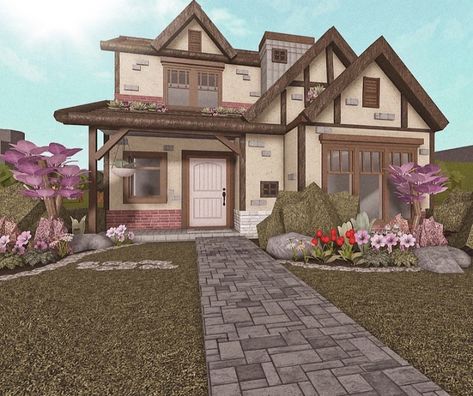 Modern Colonial House Exterior, Modern Colonial House, Cottage Core Bloxburg House, Bloxburg Cottage, Bloxburg House Ideas Exterior, Cottage Core House, Colonial House Exteriors, Two Story House Design, House Ideas Exterior