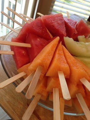 Fruit Appetizers For Party Finger Foods, Fruit Skewers Ideas Parties Food, Fruit On A Stick, Sommer Mad, Fruit Sticks, Graduation Party Foods, Fruit Party, Salad Ideas, Snacks Für Party