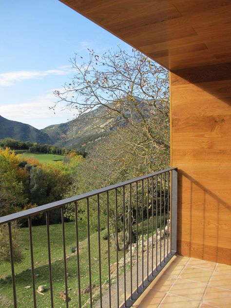 Refurbished Cottage in a Northern Catalonia Valley Balcony Handrail Design, Iron Railings Outdoor, Steel Balustrade, Deck Layout, Handrail Design, Staircase Handrail, Modern Balcony, Steel Handrail, Balcony Railing Design