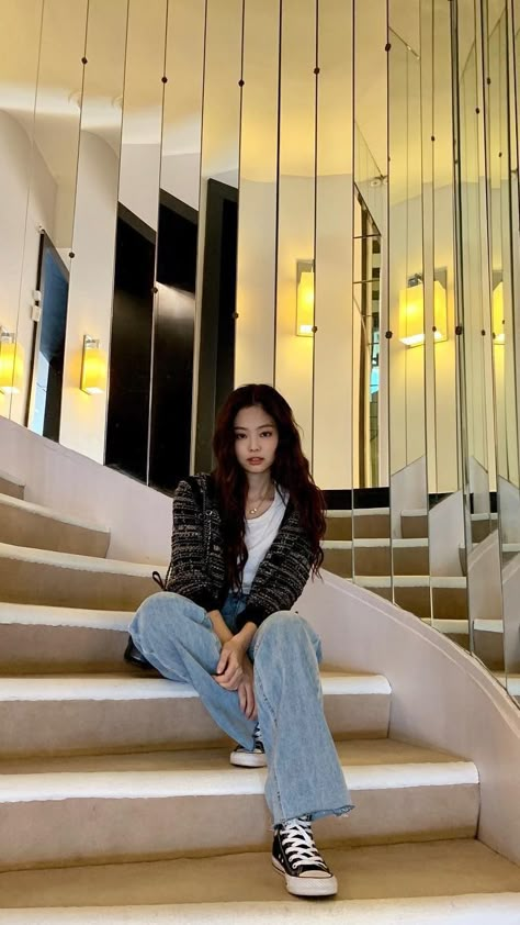 Jennie Converse, Blackpink Fashion Casual, Jennie Boyish Style, Jennie Kim Outfits Casual, Jennie Casual Outfit, Kim Jennie Outfits Casual, Jennie Outfits Casual, Jennie Blackpink Outfit, Jennie Casual