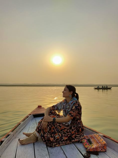 Boho Indian Style Banaras Travel Outfit Ideas, Haridwar Outfit Ideas, Banaras Outfit Ideas Women, Vrindavan Aesthetic Outfit, Mandir Outfit Women, Varanasi Outfit Ideas, Banaras Aesthetic Outfits, Vrindavan Outfit Ideas Women, Banaras Picture Ideas