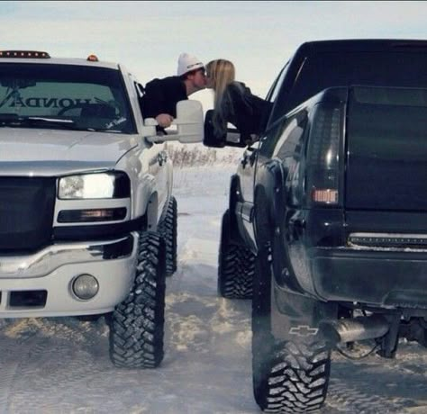 Girls with trucks Couple Tumblr, Country Couple Pictures, Country Relationship Goals, Country Relationships, Video Sport, Cute Country Couples, Country Couples, Cute Couple Quotes, Goals Pictures