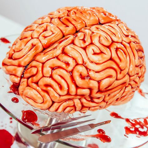 Gross Cakes, Gross Halloween Foods, Cake For Halloween, Brain Cake, Scary Halloween Food, Scary Cakes, Scary Food, Creepy Halloween Food, Dessert Halloween