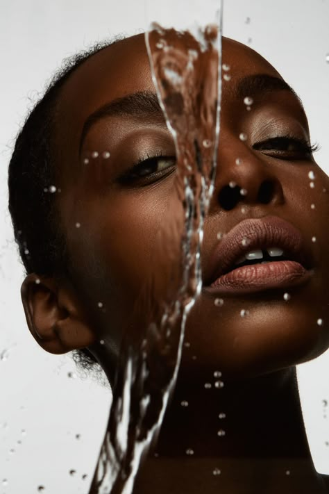 Water Beauty Photography, Black Women Skincare Aesthetic, Skincare Shoot, Dewy Face, Photo Mannequin, Skincare Products Photography, Medical Aesthetics, Skin Model, Beauty Water