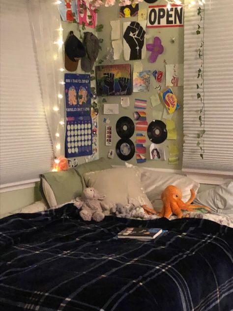 Lgbtq Bedroom Ideas, Heartstopper Themed Room, Queer Bedrooms, Bedroom Ideas Alt, Lgbtq Bedroom, Pride Bedroom Ideas, Lgbtq Room Ideas, Bedroom Alt, Gay Bedroom