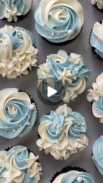 Blue Christmas Cupcakes, Cinderella Cupcakes Ideas, Dusty Blue Cupcakes, Cupcake Piping Tips, Victorian Cupcakes, Wilton 1m, Winter Cupcakes, Cinderella Cupcakes, Cupcake Piping